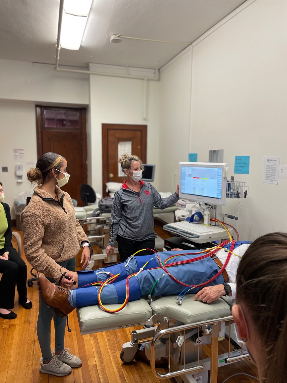 student uses vascular sonography machine in the DMS lab